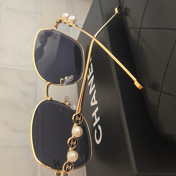 CHANEL Women's Sunglasses with Gold Frame and Black Lenses - Picture 2 of 8